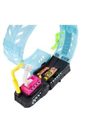 Hot Wheels Monster Trucks Karanlıkta Parlayan Çemberde Yarış HBN02