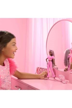 Barbie Deluxe Style Kahverengi Örgü Saçlı Bebek HYV28