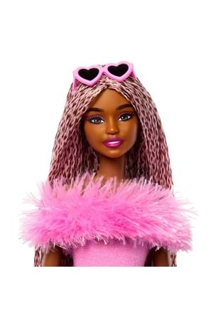 Barbie Deluxe Style Kahverengi Örgü Saçlı Bebek HYV28
